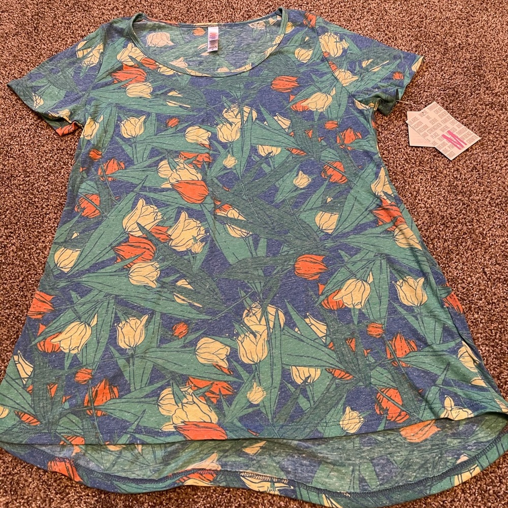 Size Medium Lularoe Classic Tee NWT Tulip Design